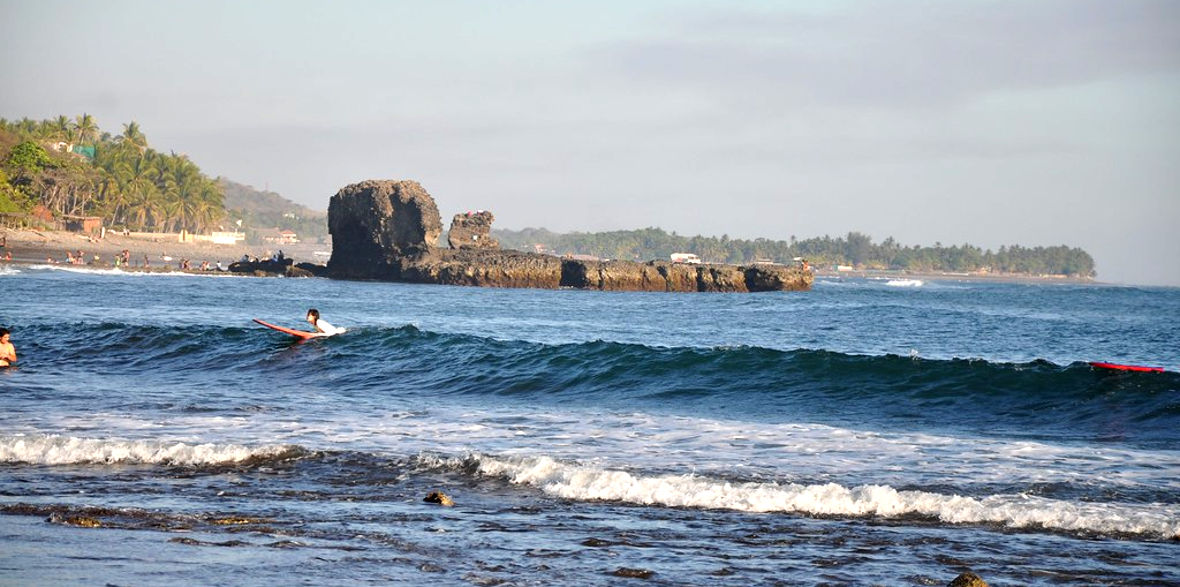 surfer in tunco in el salvador