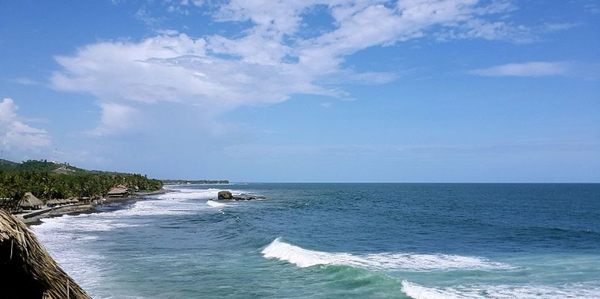 surf beach in el salvador